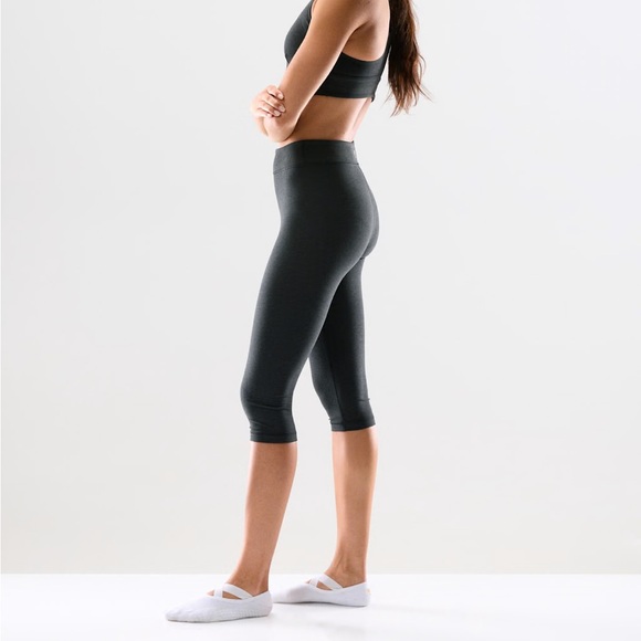 Aritzia SoftWhip Flawless Hi-Rise Capri Leggings - Picture 3 of 4